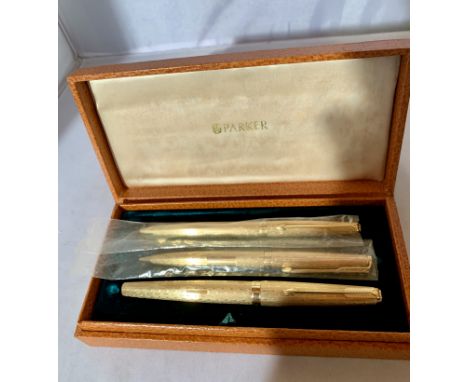 18k gold cased Parker set including fountain pen, ballpoint pen and propelling pencil