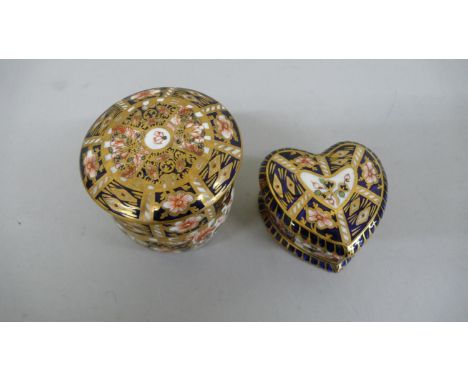 Two Royal Crown Derby boxes with covers in the Imari pattern.  Heart shaped 1939, Drum 1917 - tallest 2.5 ins 