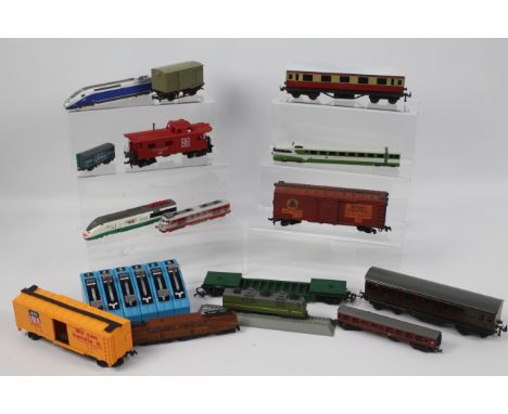 Del Prado, Bachmann, Lima, Trix, Other - 16 x N Gauge and OO Gauge plastic locomotives, carriages, and wagons - Lot includes 