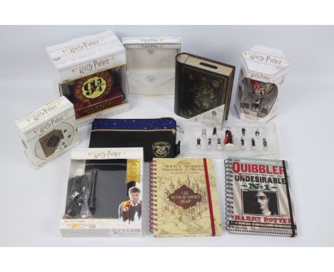 Wizarding World - A collection of 10 x boxed and unboxed Harry Potter Wizarding World items - Lot includes a boxed 'Hogwarts 