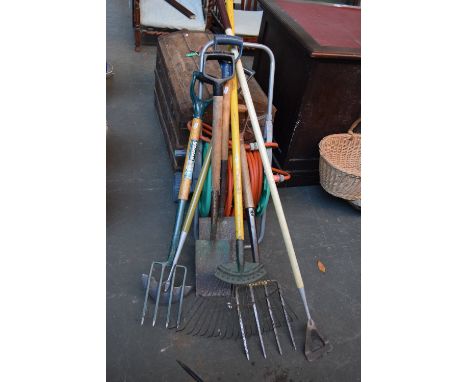 A quantity of garden tools and accessories including a Hozelock garden hose and portable stand, various forks, spades and rak
