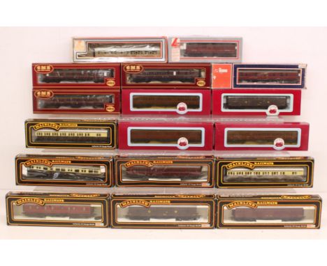 OO Gauge: A collection of seventeen boxed OO Gauge coaches and rolling stock to comprise: Mainline, Dapol, Lima and Great Mod