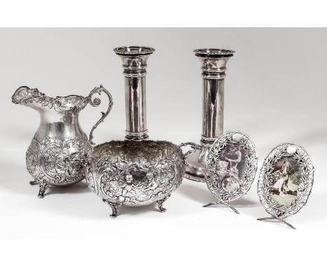 A pair of Edward VII silver pillar candlesticks with gadroon mounts, plain stems on circular moulded footrims, 6.25ins high, 