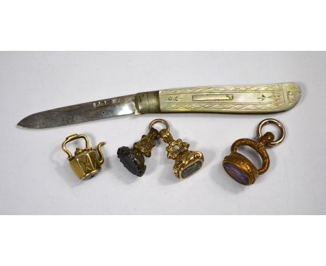 Four 19th century gilt metal seal fobs, set with banded agate, rock crystal, amethyst and onyx to/w a Victorian mother of pea