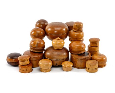 COLLECTION OF TREEN, including small powder compacts or medicinal pill containers, rouge compacts, patch boxes, box wood etc.