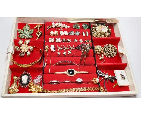 JEWELLERY BOX WITH MIXED JEWELLERY - INC. 9ct GOLD METAL CORE BANGLE. CAMEO, CAT &amp; SWAROVSKI BROOCHES, RINGS, EARRINGS, S