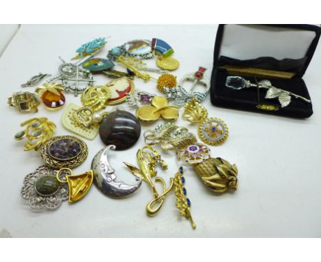 Forty vintage brooches 
