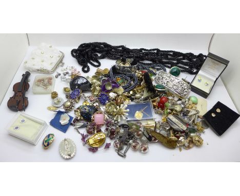 Jewellery including a long flapper necklace, four pairs of cultured pearl earrings, silver earrings, etc. 