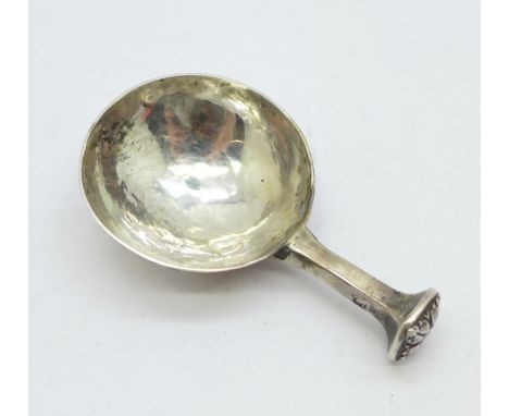 A silver A.E. Jones Arts &amp; Crafts caddy spoon, Birmingham 1919, also marked 34, 16.9g, 64mm 