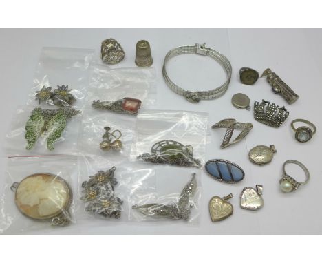 Silver and white metal jewellery including an Irish silver pendant, two scarf clips and a thimble 