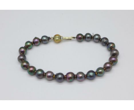 A cultured pearl bracelet with clasp marked 750 