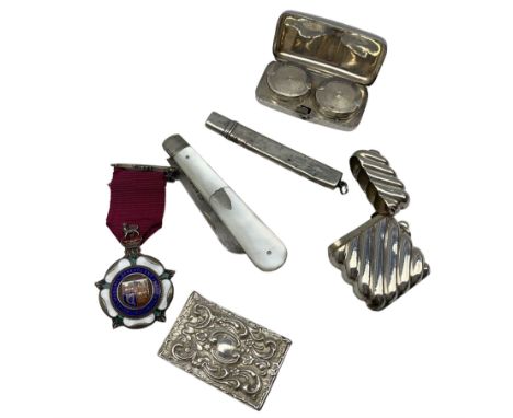 Engraved silver double sovereign case Birmingham 1906, ribbed silver vesta case, silver and mother of pearl fruit knife, silv