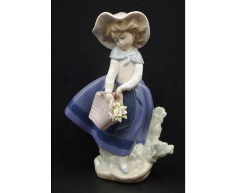 Lladro Daisa Pretty Pickings figurine 18cm high approx