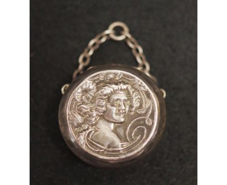 Edward VII sterling silver rouge pot Chester 1903, embossed portrait to lid, gilt washed interior, chained attachment, (diame