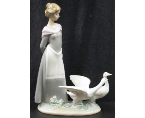 Lladro woman with geese figure standing woman figure with 2 geese, marked to base (height 25cm approx).