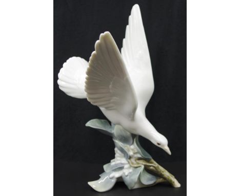 Lladro Seagull in flight figure marked to base, (height 29cm approx).
