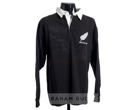 Jonah Lomus signed New Zealand All Blacks shirt,the XL shirt issued by NZRFU with silver fern motif, signed by Lomu in silver