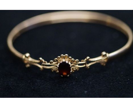 9ct gold bangle set with central garnet 6.3 grams