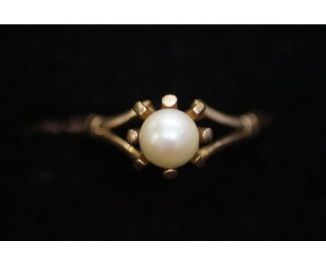 A 9ct gold ring set with pearl, size- K