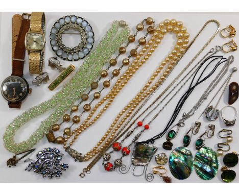 A quantity of costume jewellery including an agate set horseshoe stick pin, a turquoise set scarf pin, an amethyst ring and o