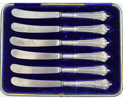 A set of six Edwardian silver handled butter knives, Sheffield 1902, 16.8cm long, cased, and a set of six silver teaspoons, S
