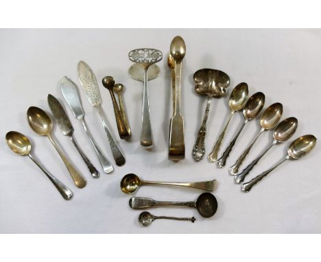 Assorted small silver cutlery including a pair of Edwardian sandwich tongs, Sheffield 1907 by Walker and Hall, 11.7cm long, b