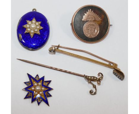 A Victorian novelty diamond set bar brooch in the form of a golf club, set with small diamond chips, stamped '18CT', 3.1g gro