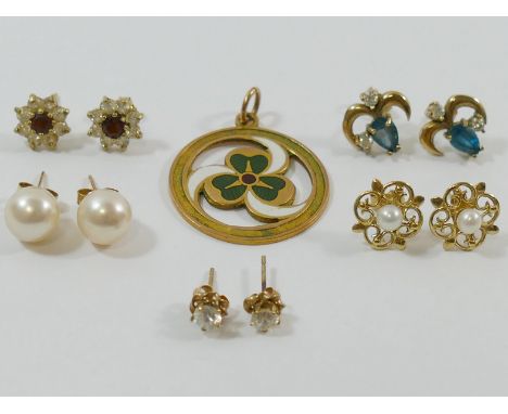 A 9 carat gold and enamel circular pendant, with clover leaf decoration, Birmingham 1942, 3.9g gross, 2.3cm diameter, a pair 