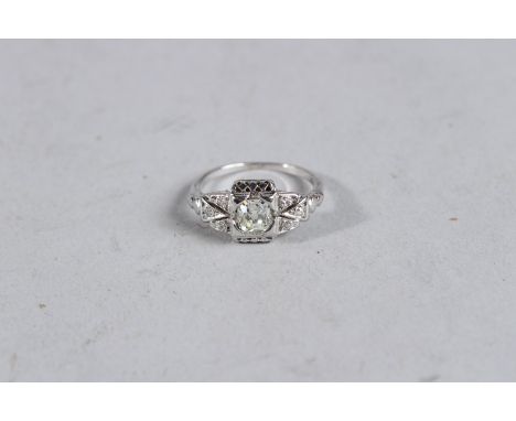 AN ART DECO PLATINUM SINGLE STONE RING.
