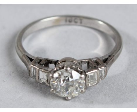 AN EDWARDIAN PLATINUM AND 1CT DIAMOND SINGLE STONE RING.