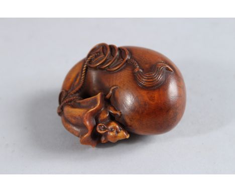 A JAPANESE WOOD RAT NETSUKE. 2.25ins.