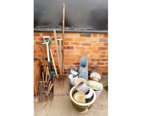 Various garden tools, to include spades, fork ends, quantity of garden pots, metal watering can, etc. (a quantity)