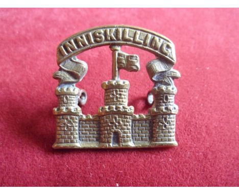 Royal Inniskilling Fusiliers WWII Cap Badge (Gilding-metal), two lugs. K&amp;K: 1990