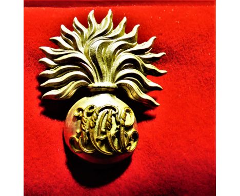 Honourable Artillery Company (Territorial Regiment)  Warrant Officers Cap Badge (Bi-metal), two lugs. K&amp;K: 2374