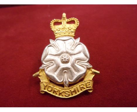 Yorkshire Brigade Officers EIIR Cap Badge (Silvered and gilt), two lugs. Issued between 1958-1970. K&amp;K: 2032