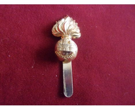 Royal Inniskilling Fusiliers WWI Officers Cap Badge (Gilt), slider, second type with right facing flag. K&amp;K: 633