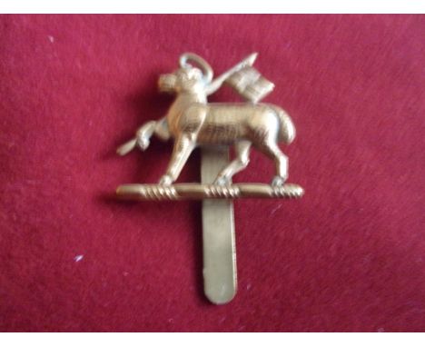 The Queen's Royal Regiment (West Surrey) post 1949 Cap Badge (Gilding-metal), slider. K&amp;K: 1970