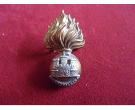 Royal Inniskilling Fusiliers WWI Cap Badge (Bi-metal), two lugs, second type with right facing flag. K&amp;K: 633