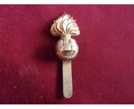 Royal Inniskilling Fusiliers WWI Officers Cap Badge (Gilt), slider, second type with right facing flag. K&amp;K: 633