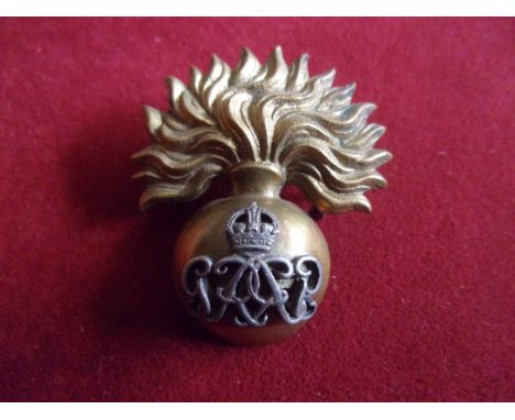 Grenadier Guards Warrant Officers WWII Cap Badge (Gilding-metal with silver cypher and crown), two lugs. K&amp;K: 1950