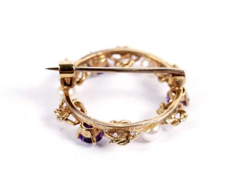 An amethyst and pearl Celtic wreath brooch, on 9ct gold, 3.3g gross.