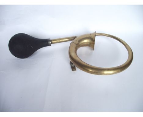 An early 20th century vintage brass automobile horn of sprung form, 44 cm long approx