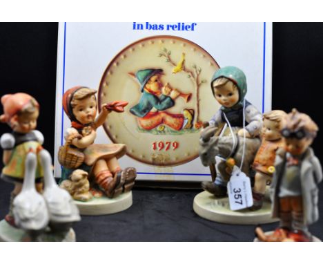 4 WEST GERMAN GOEBEL HUMMEL FIGURINES 'DOCTOR', 'GOOSE GIRL',  'FAREWELL' AND 'HOMEWARD BOUND', PLUS A BOXED HUMMEL ANNUAL 19