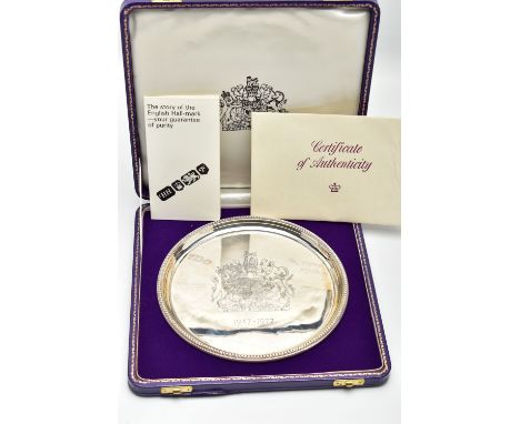 A MOROCCO CASED ELIZABETH II LIMITED EDITION SALVER TO COMMEMORATE THE ROYAL SILVER WEDDING ANNIVERSARY 1972,  beaded  rim, t