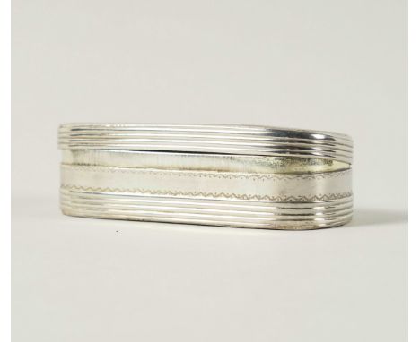 A FRENCH SILVER SNUFF BOXOf curved rectangular form, decorated with reeded sides, otherwise with engraved decoration, Directo
