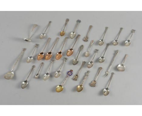 A GROUP OF MOSTLY SILVER SPOONS AND A FEW FURTHER ITEMSComprising; six coffee spoons, cased, five matching coffee spoons with