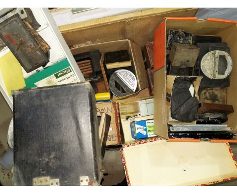 A selection of vintage camera equipment etc 