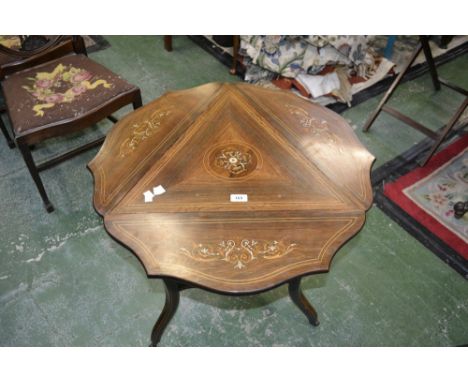 An Edwardian rosewood dropleaf occasional table, triangular top, shaped leaves, serpentine triform undertier, shaped legs, sa