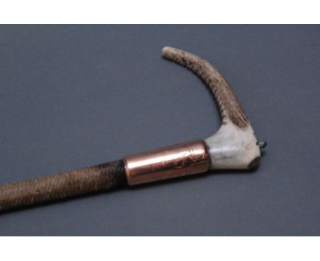 Callow & Son Park Lane London riding crop with antler handle and combined priest and Callow button, gold coloured collar mark