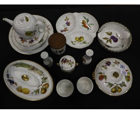 Fifteen pieces of Royal Worcester tea and dinner ware in the Evesham pattern. Not available for in-house P&amp;P 